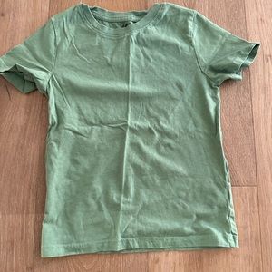 Boys solid green tshirt. H&M size 6x/7. Excellent condition- like new.